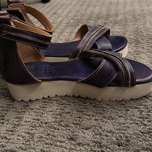 Bedstu sandals super cute… purple rare color!!